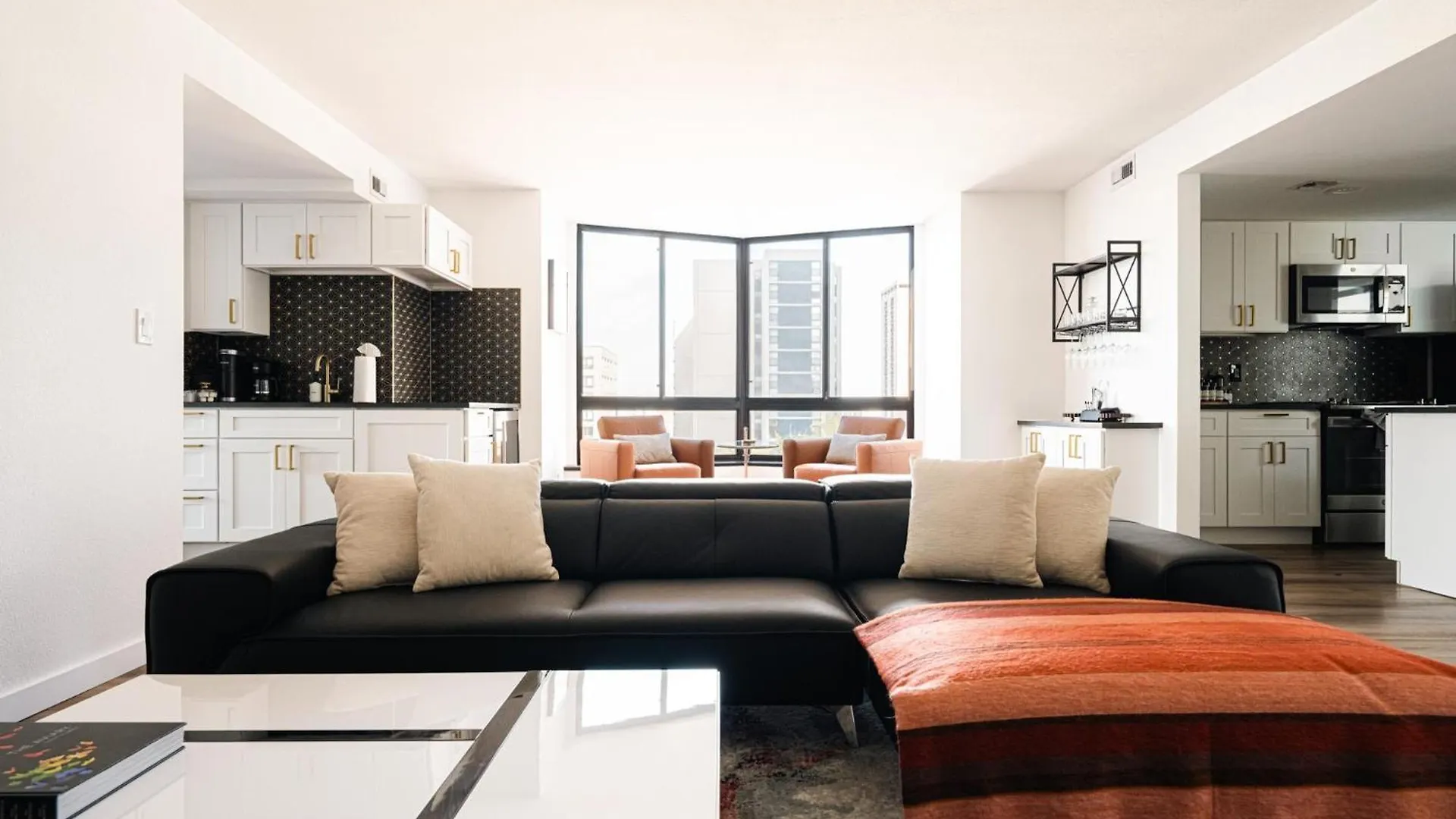 Deluxe Larimer Square Retreat - Walk Everywhere! Denver
